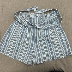 American Eagle Size 8 Mom Shorts Paperbag Waist Blue Striped Pleated with belt